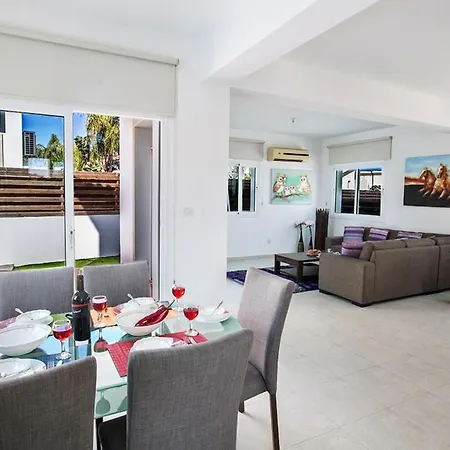 In Mit Privatem Parkplatz By Interhome Casa vacanze Protaras